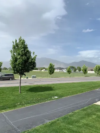 Lovely 4-bedroom townhome in Spanish Fork with WiFi and all amenities needed.