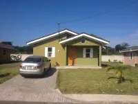 Savannah's Escape is a Two (2) Bedroom two (2) Bathroom house. โรงแรมใน