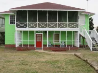 Location Location Location! Classic Beach Cottage less than 1-min walk to beach!