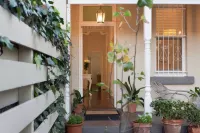 Gorgeous central Subiaco cottage - walk to Kings Park, cafes, restaurants, train Hotel a Subiaco