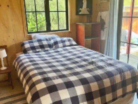 Prvt cottage + cabin + pool on quarter acre section (wood burner, pet friendly) Hotels in Greytown