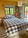 Prvt cottage + cabin + pool on quarter acre section (wood burner, pet friendly)