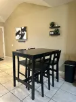Luxe Living Apartment- 2 bed/1 bath - 5 STARS
