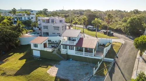2 bedroom Villa with Pool and Stunning Ocean Views.