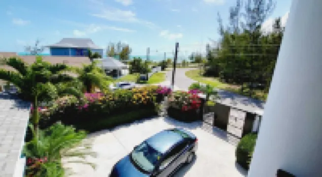 Ocean Breeze Oasis/Pool, 2Br/2BA, 5-Min Drive to Beach