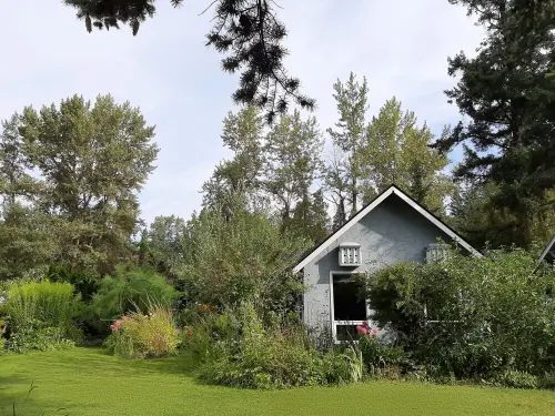 Charming Creekside Cottage in Nature with Historic Roots