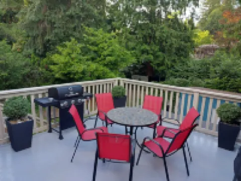 NorthVAN Nature Living Home, 5min to town, beach, suspension bridge, river ,hike Hotels in North Vancouver