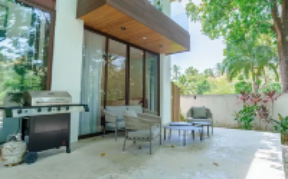 4Br/3.5BA AC Villa, 200m from Beach with Amazing Private Pool, Garden & Parking