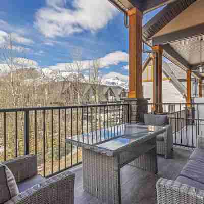 M6- sleeps 15, 5BR + 4.5BA+Hot-tub, AC, garage townhome, Canmore Others