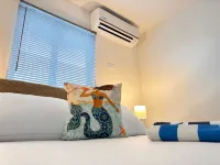 Beach 7 min away! 2 BR, 1 BA, free parking, kitchen, workspace, hot water shower