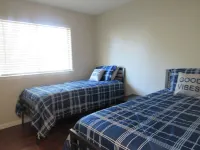 4 Bedroom Home - Great Location (Sleep 10 Guest)