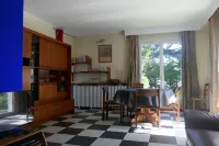 80m² Apartment in a House Near the Sea with Garden and Parking Space Hotels in Saint-Brevin-les-Pins