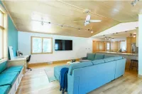 Relaxing Neighborhood Close To Trails, Parks, Lakes, Shops, Restaurants & More!