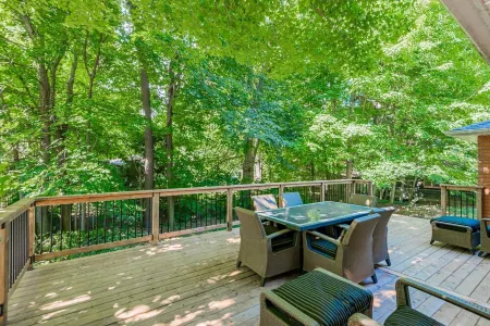 Innisfil Retreat: Hot Tub, Sauna, Pool Table