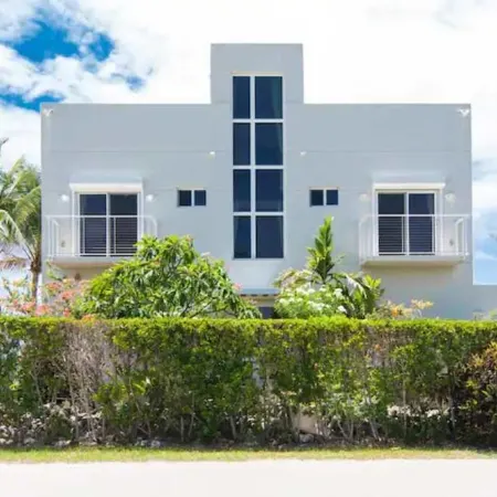 Ocean's Edge: Beachfront Home with Rooftop Views