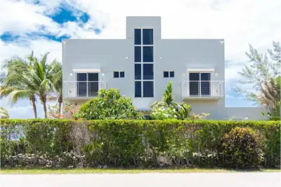 Ocean's Edge: Beachfront Home with Rooftop Views