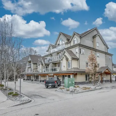 Spacious Condo, Great Location & Mountain Views