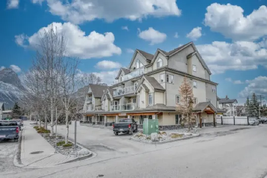 Spacious Condo, Great Location & Mountain Views