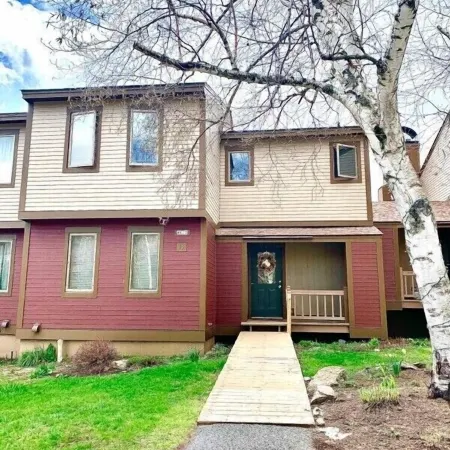 Perfect for family getaway, across from Mount Snow Mountain- Sleeps up to 12!