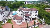 PINES VACATION RENTALS- EXCELLENT LOCATION, MINUTES FROM EVERYTHING. Hotels in 
