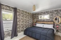 Charming 3-bedroom with 2 full baths cottage in Southfield for Soul Searching Hotels in Southfield