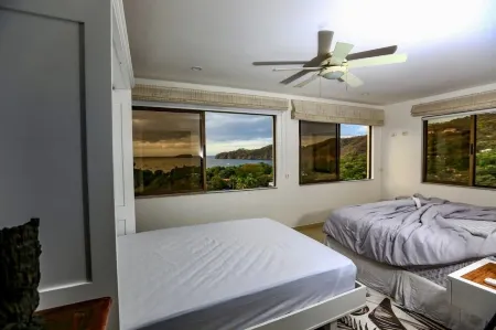 Stunning ocean view villa.<br>Walk to the beach .