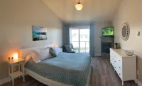 Right off Main Street, near delicious bakeries and more.10 minute walk to beach!