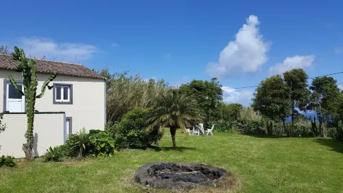 Spacious country house, idyllic garden, gorgeous ocean view, quiet yet central