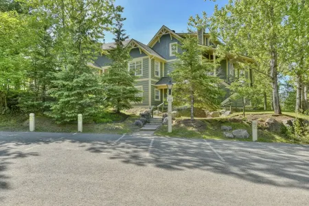 Enchanting condo overlooking Lac du Mont-Tremblant CITQ # 311589 Отели в г. Мон-Трамблан