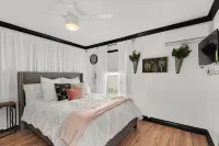 Cute little cottage located 2 blocks from the heart of Downtown Pensacola.