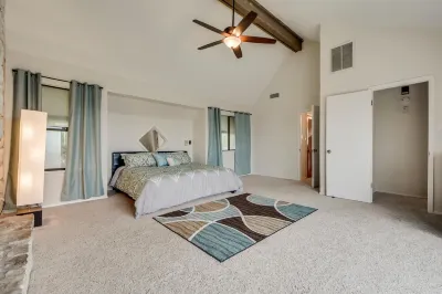 Lake Travis Oasis, Pool, Hot Tub, Lake Views, Near Marinas & Austin!