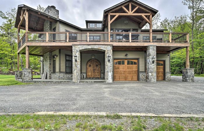 Elegant Mtn Chalet w/ Deck: 1 Mi to Mt Snow!