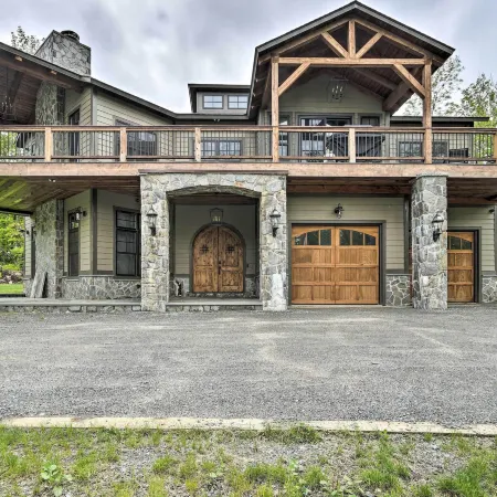 Elegant Mtn Chalet w/ Deck: 1 Mi to Mt Snow!