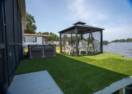 Lakefront Cabin: Fishing, Free Kayak, Jetski, Dock, Swimming, Hot Tub, BBQ,