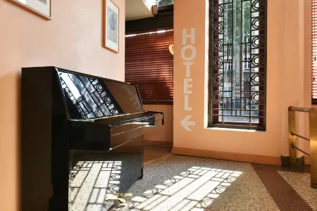 Hôtel Moderne Отели рядом с достопримечательностью «The House of the Companions»