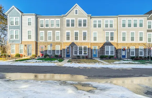 帶陽台和泳池通道的現代蓋恩斯維爾之家