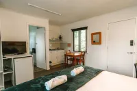 Alpine Riverside Cottages - Parvekkeita