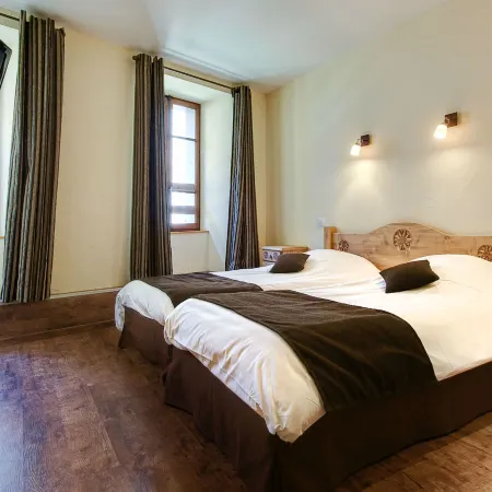 Hotel du Commerce Отели в г. Тон
