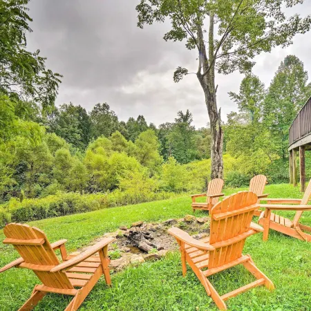 Charming Jamestown Cabin w/ Large Backyard!
