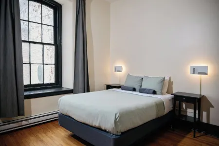 Saintlo Ottawa Jail Hostel Отели рядом с достопримечательностью «Бичвуд Фунерал, Семетери энд Кремейшен Сервисиз»