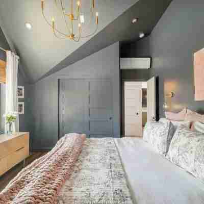 Luxe Designer Flat on Sloans Lake w/ Rooftop Deck Rooms