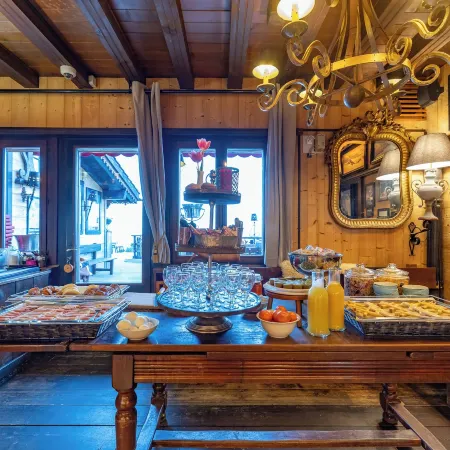 Le Coucou Hotel Restaurant & Lounge-Bar Отели рядом с достопримечательностью «Mountain Studio»