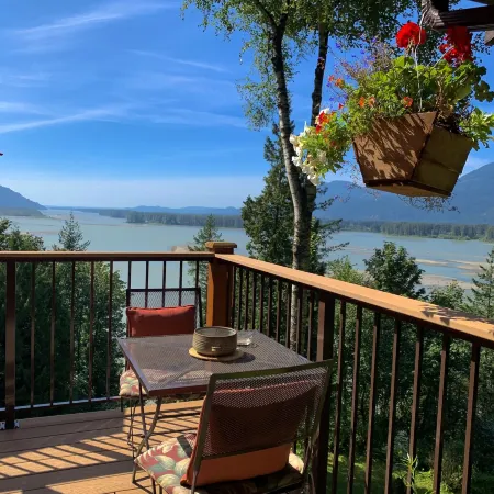 The Fraser River's Edge B&B Lodge