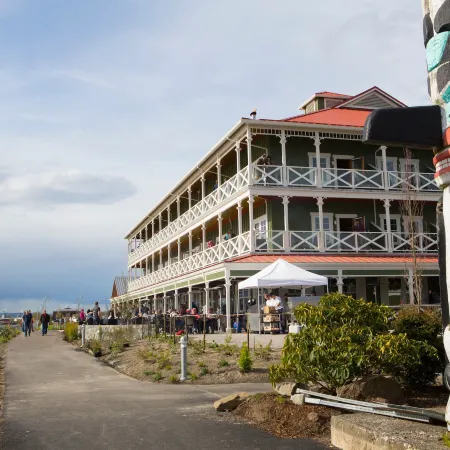 McMenamins Kalama Harbor Lodge