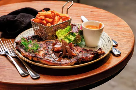 Logis Central Hôtel - Restaurant & Spa Отели в г. Бор-Лез-Орг