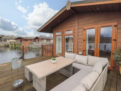 Otters Reach Hotels near Silverdale