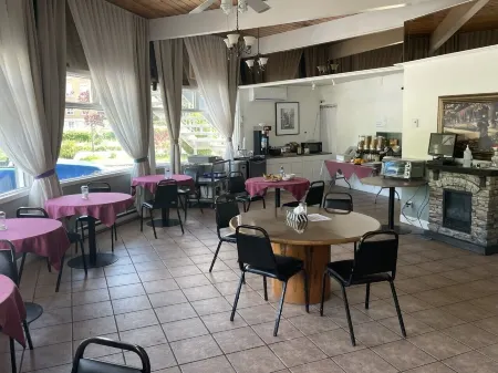 Hotel Motel le Regent Отели рядом с достопримечательностью «Pourvoirie du Lac Beauport»