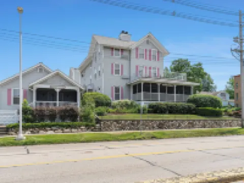 Harbor House Inn Hotels in Grand Haven
