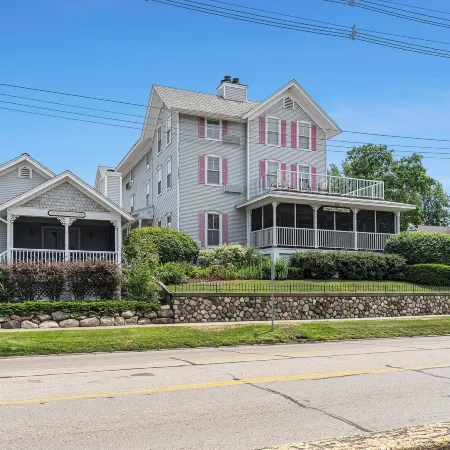 Harbor House Inn