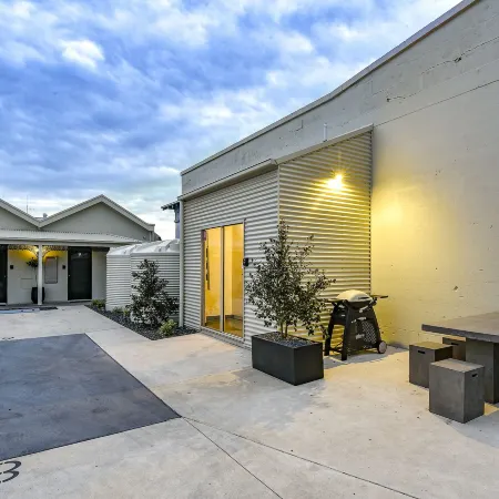 Aloha Central Premium Studios